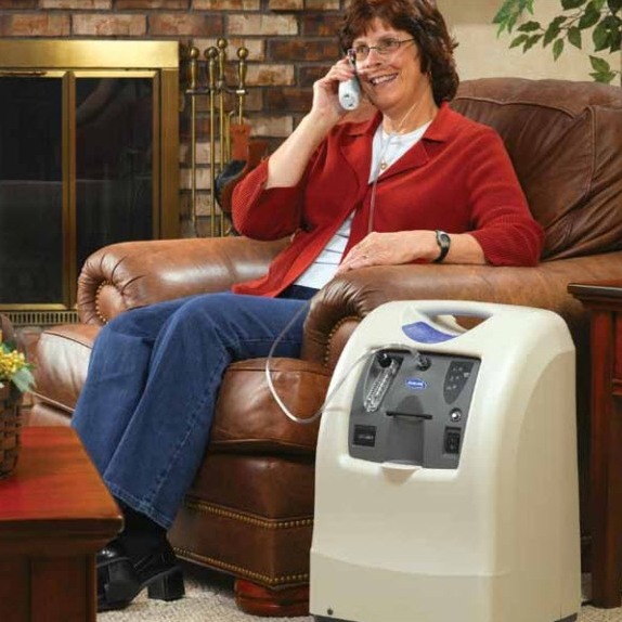 woman using oxygen concentrator